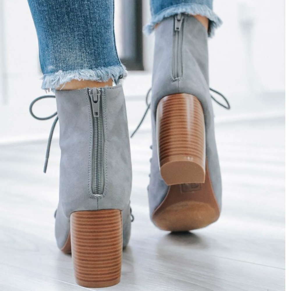 Size 6.5 🌸 gray laced up block heels vegan suede - Picture 5 of 6